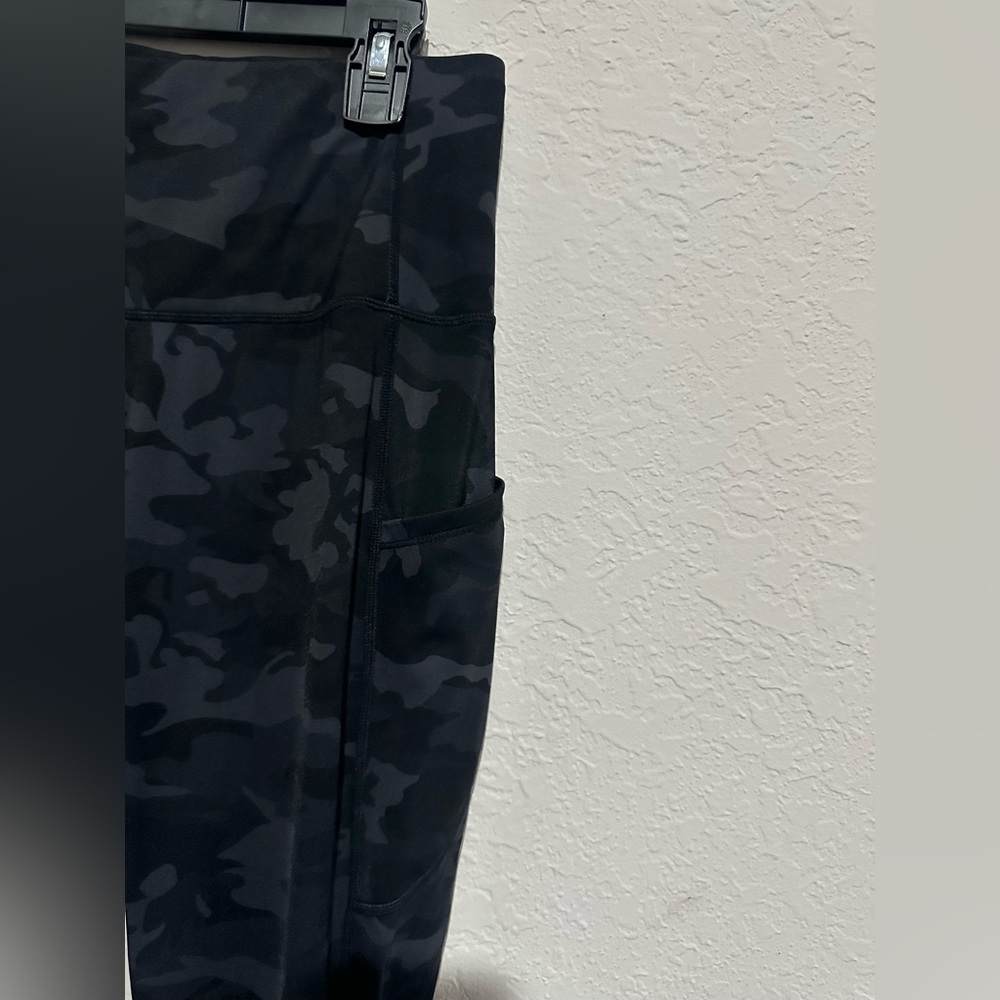 Women Dark Gray Camo High-Waist Leggings - Picture 3 of 4